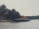 Video: Yate se incendia en Veracruz; tripulantes se arrojaron al mar