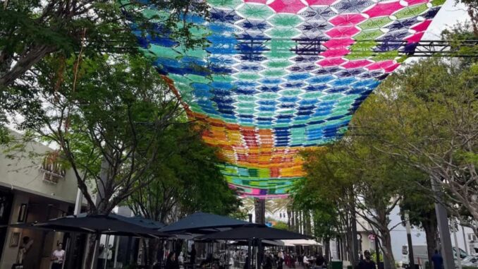 “Cielo Tejido” hace historia con un tapiz monumental de crochet mexicano en las calles de Coral Gabels