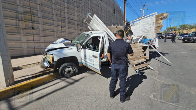 Camión del Municipio se queda sin frenos y provoca fuerte choque detrás de Fashion Mall