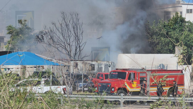 Fuerte incendio consume traila y alcanza almacén de madera en lote de autos de la colonia Campesina