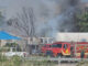 Fuerte incendio consume traila y alcanza almacén de madera en lote de autos de la colonia Campesina