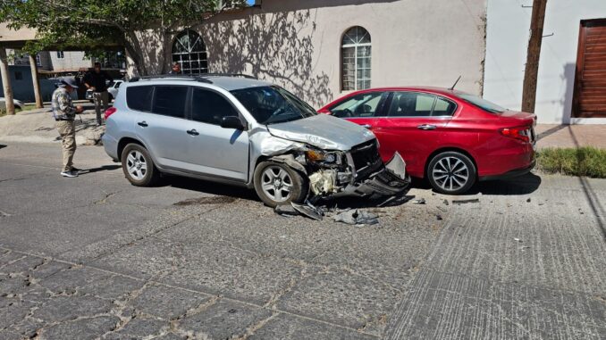 Choque múltiple de tres vehículos en la colonia Infonavit Nacional