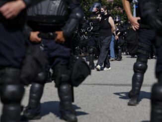Un juez de EE.UU. bloquea los arrestos de ICE en tribunales de inmigración de Nueva York