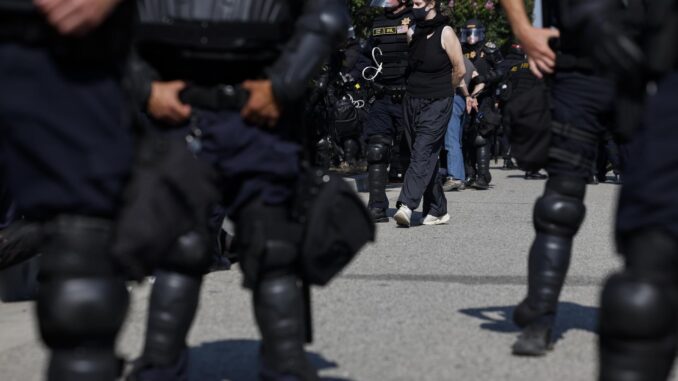 Un juez de EE.UU. bloquea los arrestos de ICE en tribunales de inmigración de Nueva York
