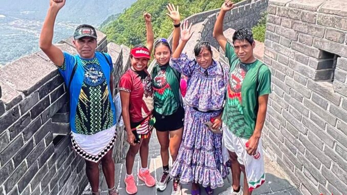 Atletas indígenas arrasan en el Maratón de la Gran Muralla China