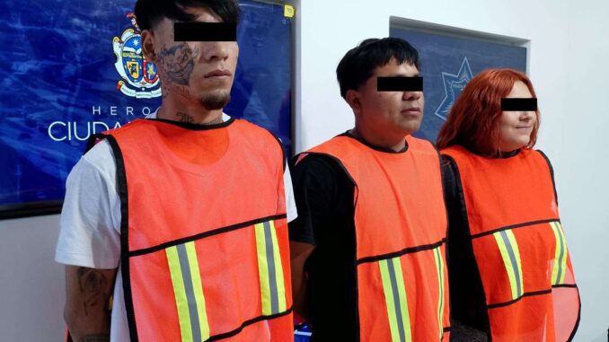Detienen a tres por robar a una persona en el área del Pronaf
