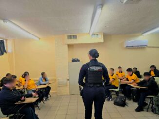 Orientan a estudiantes de secundaria sobre violencia