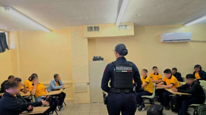 Orientan a estudiantes de secundaria sobre violencia