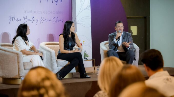 Arropan más de 500 mujeres juarenses a Marco Bonilla y Karina Olivas en encuentro con Paola Rojas