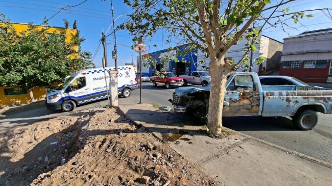 Adulto mayor pierde el control de su pickup y se impacta contra un árbol en la avenida Pacheco