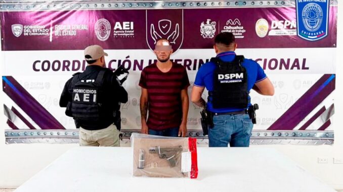 Presentan a presunto homicida del motel Delicias; capturado tras persecución y choque