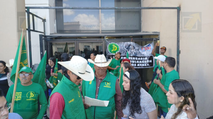 Manifestantes de la UNTA toman edificio gubernamental para exigir apoyos al campo