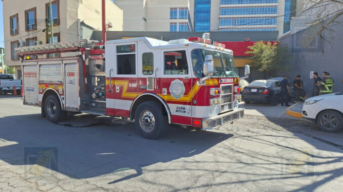 Vehículo se incendia en estacionamiento de tienda Oxxo en la colonia Centro