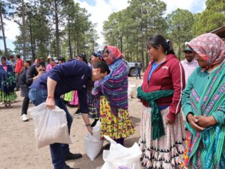 Entrega SPyCI apoyos alimentarios y productivos en Bocoyna