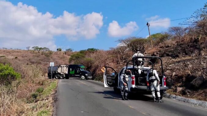 Despliegan operativo en Cotija, Michoacán, tras enfrentamientos armados y bloqueos