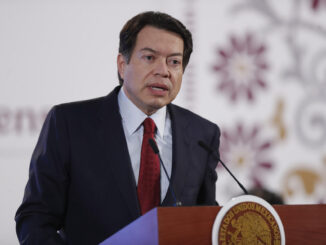 Mario Delgado negocia con estudiantes del IPN la liberación de Canal Once