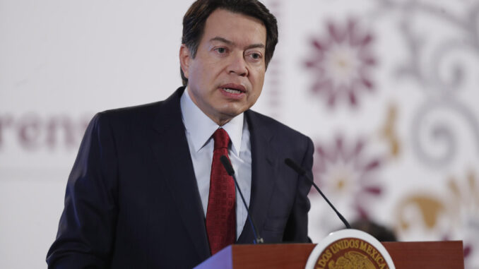 Mario Delgado negocia con estudiantes del IPN la liberación de Canal Once