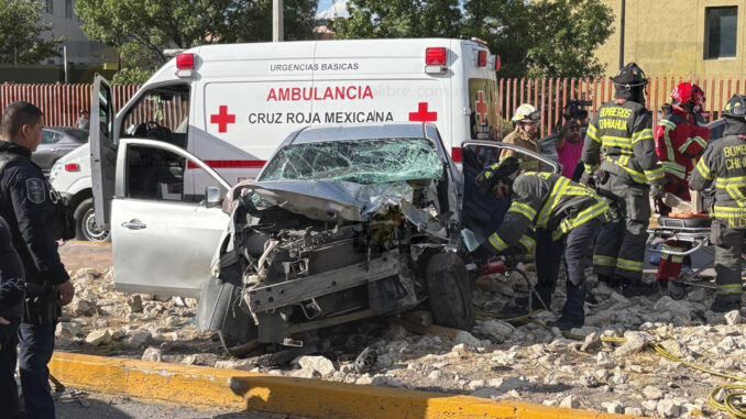 Fuerte choque frontal en el Juventud deja a conductor atrapado entre los fierros