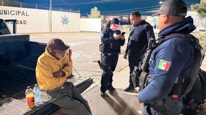 Rescatan a adulto mayor durante lluvias