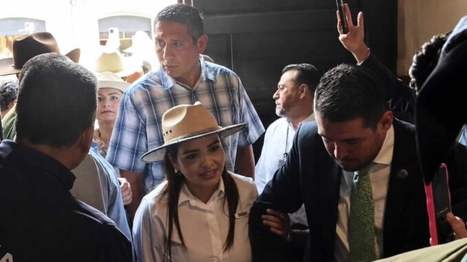 Movimiento del Sombrero irrumpe en sesión del Congreso de Michoacán por reforma electoral