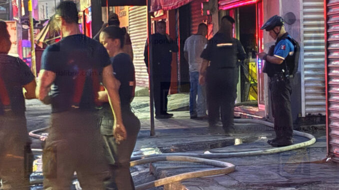 Movilización de emergencia por incendio en carnicería de la zona centro