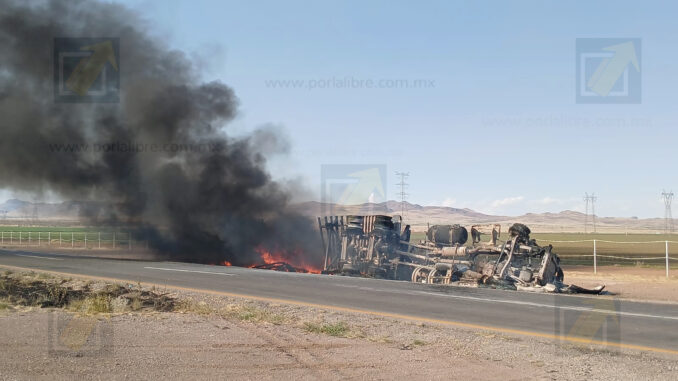 Vuelca e incinera tráiler en la carretera Chihuahua-Juárez; cierran carril por emergencia