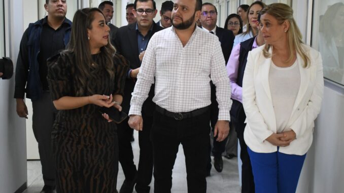 Reconoce Arturo Medina a Maru Campos por Centro de Justicia para Mujeres en Parral
