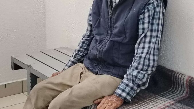 Solicitan apoyo para encontrar a familiares de adulto mayor extraviado