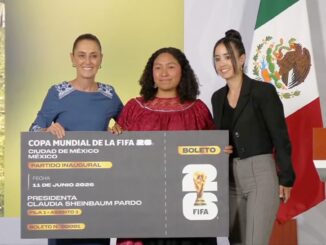 Sheinbaum entrega su boleto para la inauguración del Mundial 2026 a joven de Veracruz