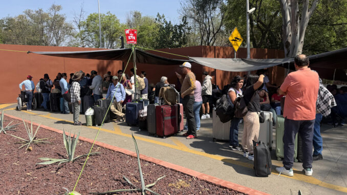 CNTE intensifica sus protestas con la toma del aeropuerto de Oaxaca