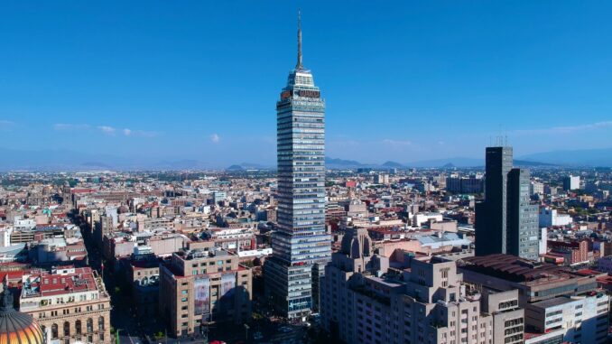 Rescatan a 9 personas que se quedaron atrapadas en elevador de la Torre Latinoamericana