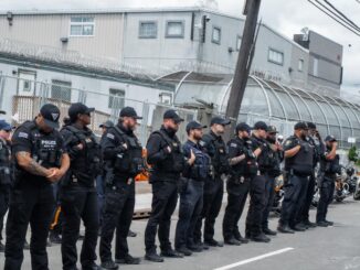 Decretan toque de queda en Newark tras disturbios frente centro de detención de migrantes