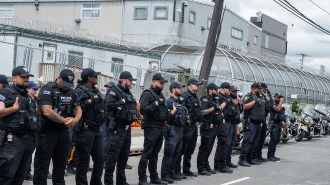 Decretan toque de queda en Newark tras disturbios frente centro de detención de migrantes