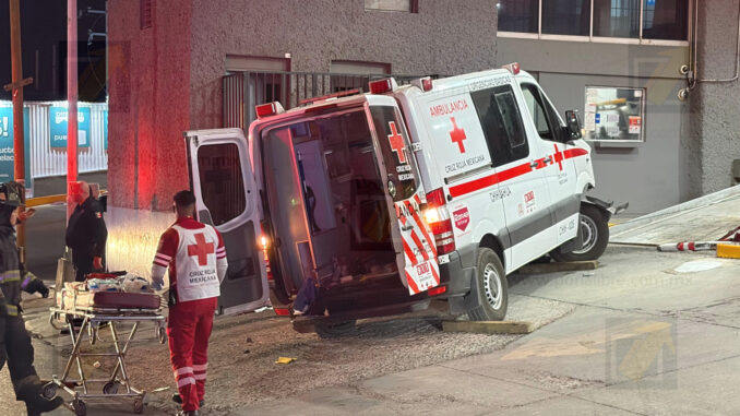Vuelca ambulancia de Cruz Roja tras maniobra para evitar choque en colonia Inalámbrica