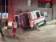 Vuelca ambulancia de Cruz Roja tras maniobra para evitar choque en colonia Inalámbrica