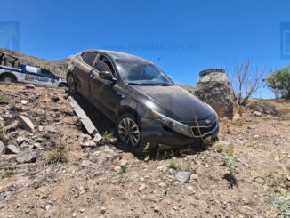 Conductor abandona automóvil tras aparatosa salida de camino en la Vialidad Sacramento