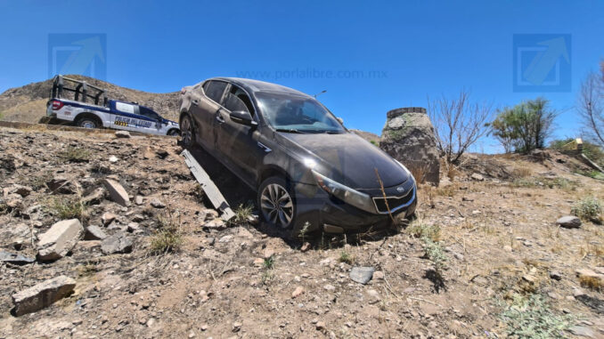 Conductor abandona automóvil tras aparatosa salida de camino en la Vialidad Sacramento