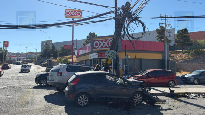 Choque deja severos daños materiales y provoca caos vial tras derribar poste de telefonía