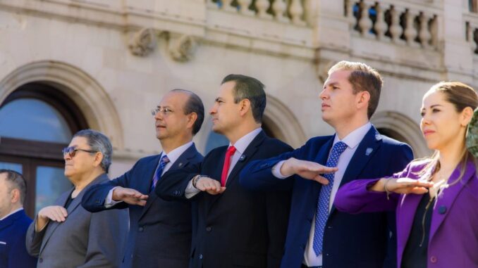 Conmemora Marco Bonilla el Día de la Lealtad Chihuahuense con izamiento de bandera en Plaza de Armas