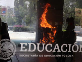 Maestros de la CNTE dan portazo e irrumpen en sede de la SEP