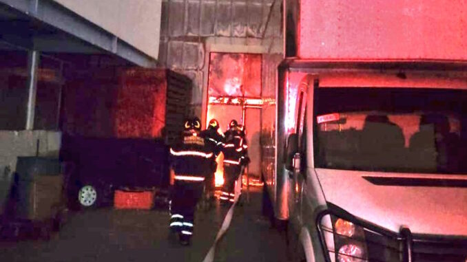 Se incendia bodega frente al Mercado de Jamaica; desalojan a 120 personas