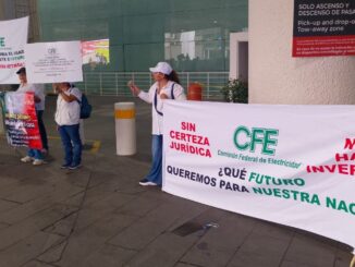 Jubilados se manifiestan en la Terminal 1 del AICM