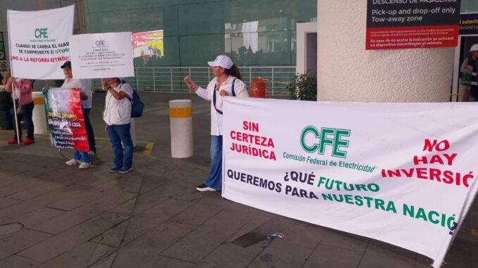 Jubilados se manifiestan en la Terminal 1 del AICM