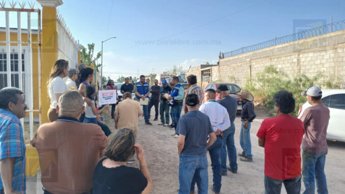Piden vecinos de la colonia Francisco Domínguez pavimentación de calles; los atienden