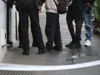 Arrestan a 48 trabajadores y 2 jefes en redada migratoria en empresa en Carolina del Sur