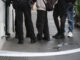 Arrestan a 48 trabajadores y 2 jefes en redada migratoria en empresa en Carolina del Sur