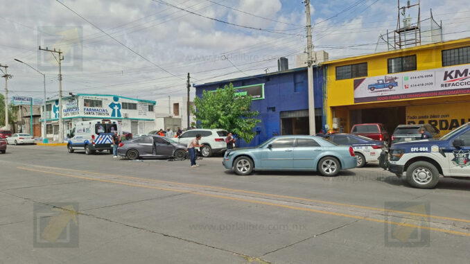 Carambola de tres vehículos en cruce de la 20 de Noviembre