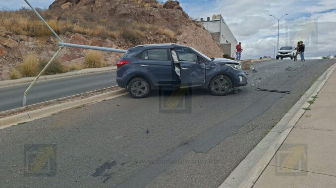 Conductora derriba luminaria y termina volcada en la calle Puente de Piedra