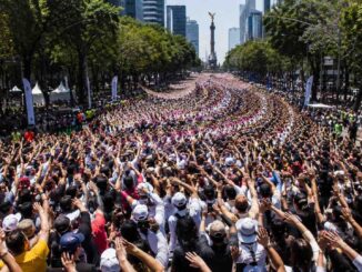 Paseo de la Reforma reúne a miles para intentar récord de la ola humana más grande