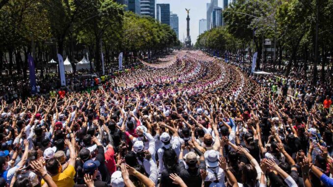 Paseo de la Reforma reúne a miles para intentar récord de la ola humana más grande